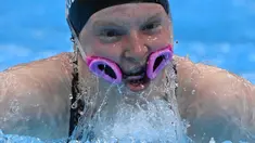 Perenang putri Amerika Serikat Lydia Jacoby mengalami peristiwa nahas ketika melakoni nomor renang estafet 4x100m. Kacamata renangnya jatuh ke mulut saat memasuki kolam. Selama perlombaan, Jacoby tidak menggunakan kacamata. (Foto: AFP/Oli Scarff)