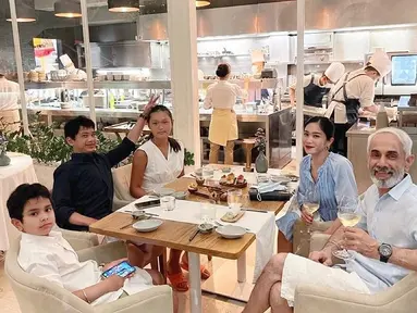 Bunga Zainal menghabiskan waktu bersama keluarga. Tak hanya menikmati makan malam di rumah, mereka menghabiskan di luar rumah. (Foto: Instagram/@bungazainal05)