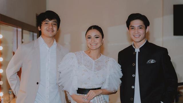 Sempat Tertunda 2 Tahun, Ini 6 Potret Gala Premiere Film Ranah 3 Warna