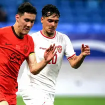 Pemain Timnas Indonesia, Shayne Pattynama (kanan) berebut bola dengan pemain China, Behram Abduweli saat laga lanjutan putaran ketiga Grup C Kualifikasi Piala Dunia 2026 di Qingdao Youth Stadium, Qingdao, China, Selasa (15/10/2024). (AFP)