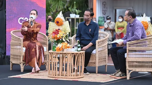 Raisa berbincang dengan Presiden Jokowi di acara Joyland Festival Bali 2022 (https://www.instagram.com/p/Cbh7rLSrWPl/)