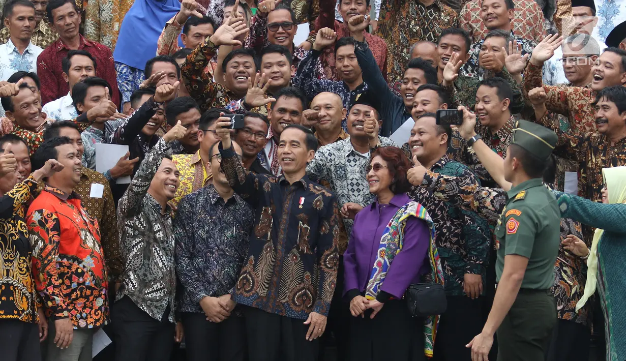 Presiden Joko Widodo atau Jokowi foto bersama perwakilan nelayan seluruh Indonesia di Istana Negara, Jakarta, Selasa (22/1). Jokowi mengingatkan para nelayan serta pengusaha perikanan untuk menggunakan Bank Mikro Nelayan. (Liputan6.com/Angga Yuniar)