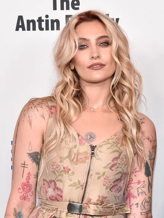 Paris Jackson saat menghadiri Gala Harold and Carole Pump Foundation 2022 di The Beverly Hilton, Beverly Hills, California, Amerika Serikat, 19 Agustus 2022. Dia memamerkan koleksi tato besar dengan potongan tanpa lengan. (Rodin Eckenroth/Getty Images/AFP)