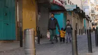 Warga berjalan saat lockdown di Kota Betlehem, Tepi Barat, Palestina, 19 Desember 2020. Lockdown dan jam malam penuh diberlakukan di Tepi Barat dan Jalur Gaza untuk mengendalikan meningkatnya jumlah infeksi dan kematian akibat COVID-19. (Xinhua/Mamoun Wazwaz)