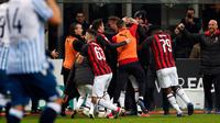 Para pemain AC Milan memeluk Gonzalo Higuain setelah mencetak gol selama pertandingan melawan SPAL pada lanjutan Liga Serie A Italia di stadion San Siro (29/12). Milan menang tipis atas SPAL 2-1. (AP Photo/Antonio Calanni)