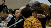 Menteri BUMN Rini Soemarno berdiskusi saat mengikuti Rapat Kerja dengan Komisi VI, Jakarta, Selasa (6/10/2015). Komisi VI menyetujui tambahan penyertaan modal negara (PMN) kepada 23 BUMN senilai Rp.34,32 triliun.(Liputan6.com/Johan Tallo)