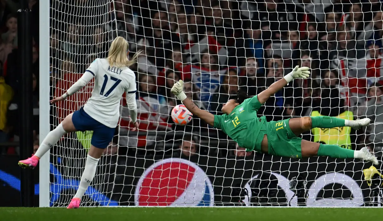 Pemain Timnas Inggris, Chloe Kelly (kiri) mencetak gol kemenangan pada babak adu penalti laga Finalisima Putri 2023 di Stadion Wembley, London, Jumat (07/04/2023) WIB. The Three Lions secara dramatis mengalahkan Brasil dengan skor 4-2 dalam babak adu penalti setelah bermain imbang 1-1 di waktu normal. (AFP/Ben Stansall)