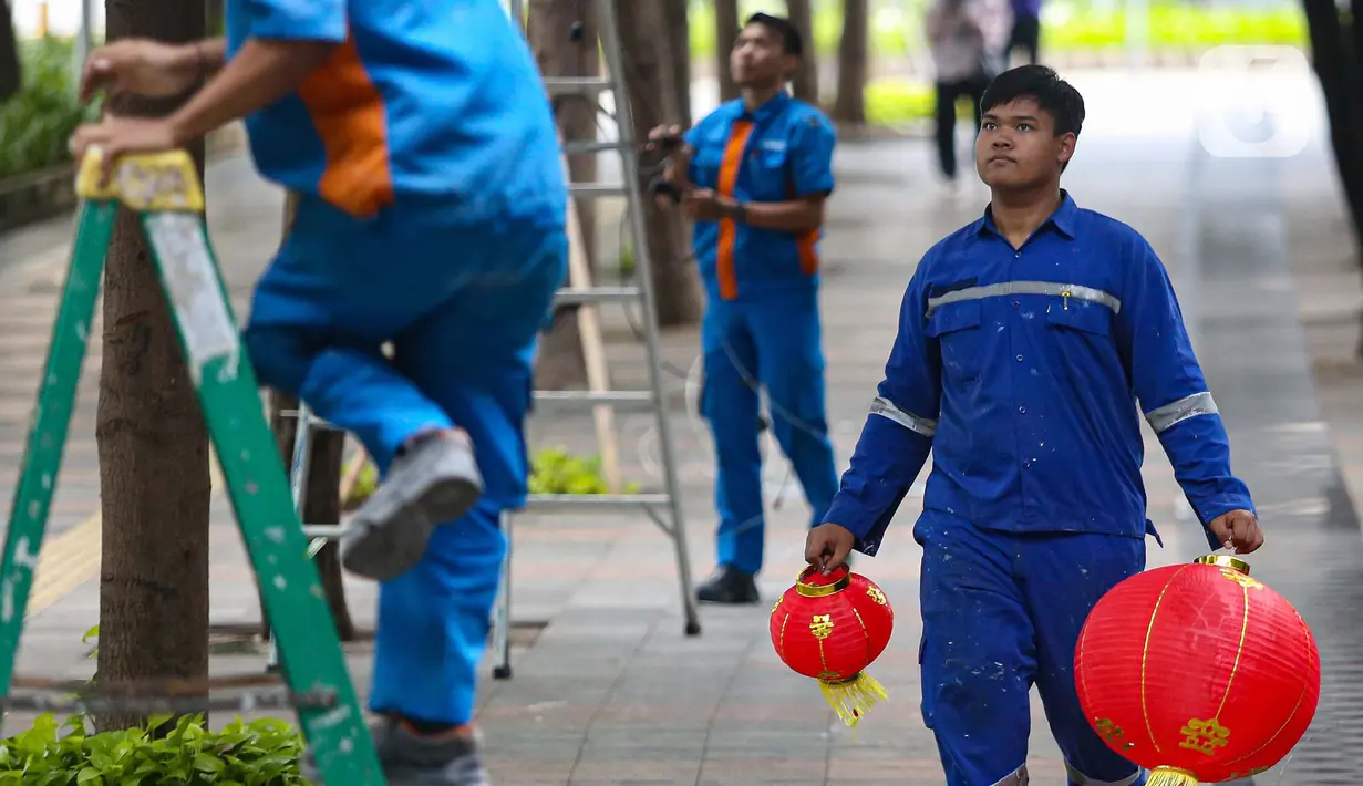 Selain untuk menyambut perayaan Tahun Baru Imlek 2025, pemasangan lampion dilakukan untuk mempercantik area pedestrian tersebut. (Liputan6.com/Angga Yuniar)