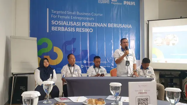 Salah satu pimpinan PNM Cabang Garut, Jawa Barat tengah memberikan penjelasan kepada kalangan media selepas pelatihan berwirausaha ratusan pelaku UMKM di 6 Kecamatan. (Liputan6.com/Jayadi Supriadin)