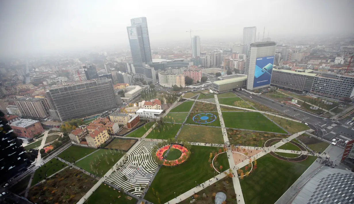 Pemandangan 'Perpustakaan Pohon' di Milan, Italia, Sabtu (27/10). Perpustakaan ini menjadi taman publik terbesar ketiga di pusat Milan. (AP Photo/Luca Bruno)
