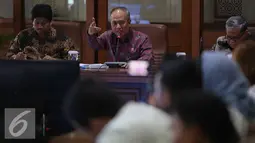 Menristek Dikti Mohamad Nasir memberikan keterangan pers di Gedung BPPT, Jakarta, Rabu (26/10). M Nasir mengungkapkan, dalam pemilihan rektor banyak terjadi masalah, misalnya dalam masalah voting. (Liputan6.com/Faizal Fanani)