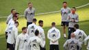 Pelatih Timnas Spanyol, Luis Enrique, memimpin sesi latihan jelang laga UEFA Nations League di Stuttgart, Jerman, Rabu (2/8/2020). Spanyol akan berhadapan dengan Jerman. (AFP/Thomas Kienzle)
