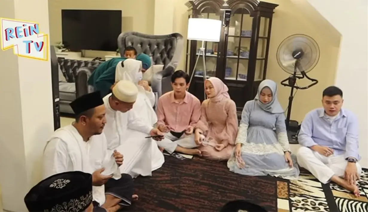 Rey Mbayang dan Dinda Hauw (Youtube/Rein Tv)