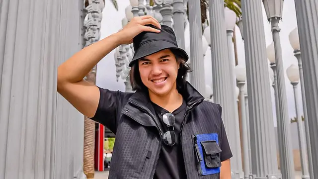 FOTO: Gaya El Rumi Pakai Topi, Tampil Keren