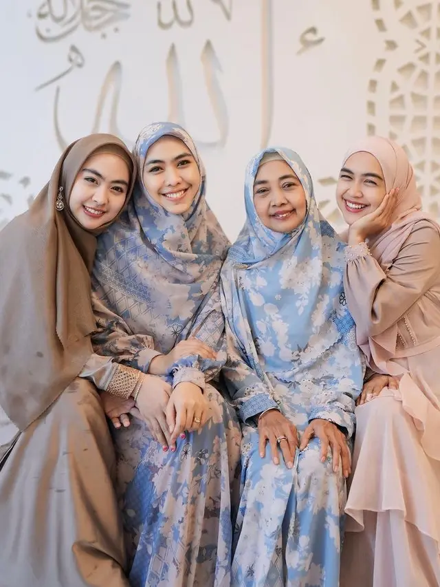 Gaya Ria Ricis Lebaran Tanpa Teuku Ryan. [@riaricis1795]