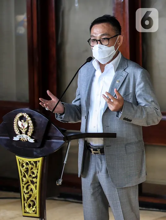 Ketua Komisi III DPR RI Herman Hery menyampaikan keterangan pers usai uji kelayakan dan kepatutan calon Kapolri di Lobi Nusantara II, Kompleks Parlemen, Jakarta, Rabu (20/1/2021). Seluruh fraksi di Komisi III DPR setuju Listyo Sigit menjadi Kapolri. (Liputan6.com/Johan Tallo)