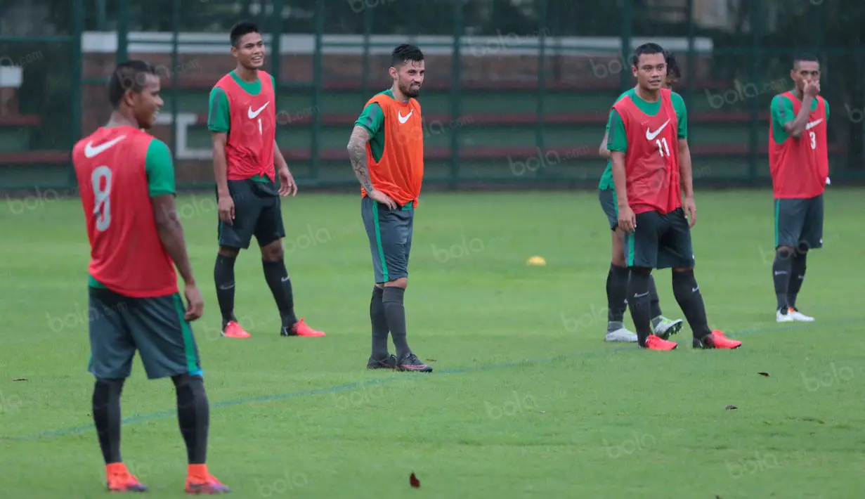 Para pemain timnas Indonesia terlihat santai saat berlatih di Lapangan Sekolah Pelita Harapan, Karawaci, (11/10/2016). (Bola.com/Nicklas Hanoatubun)