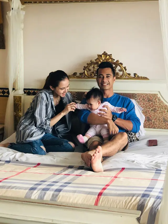 Istri Hamil Anak Ke-2, Ini 6 Potret Keluarga Kecil Eza Gionino dan Meiza Aulia