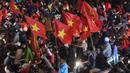 Sejumlah warga konvoi merayakan keberhasilan Vietnam mengalahkan Qatar pada semifinal Piala AFC U-23 di Hanoi, Rabu (23/1/2018). Vietnam berhasil lolos ke final untuk menantang pemenang antara Uzbekistan dan Korea Selatan. (AFP/Hoang Dinh Nam)