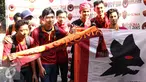 Sejumlah suporter AS Roma berpose bersama sebelum menyaksikan tim kesayangannya bertanding di Gelora Bung Karno, Jakarta, Sabtu (25/7/2015). Tim berjuluk Giallorossi akan menggelar pertandingan intern antara skuadnya. (Liputan6.com/Herman Zakharia)