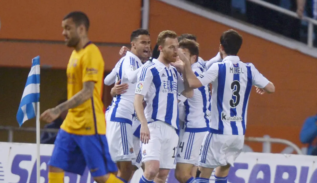 Para pemain Real Sociedad merayakan kemenangan atas Barcelona pada lanjutan La Liga Spanyol, i Estadio Anoeta, San Sebastian, Sabtu (9/4/2016) atau Minggu dini hari WIB. (REUTERS/Vincent We