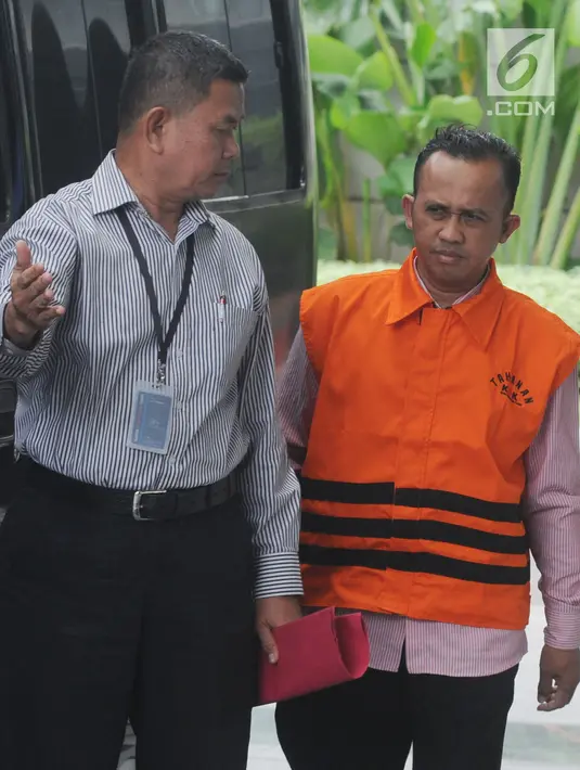 Pengacara Agus Wiratno saat turun dari mobil tahanan di gedung KPK, Jakarta, Rabu (21/03/2018). Agus Wiratno diduga melakukan suap terkait perkara yang sengketa tanah yang di tangani Pengadilan Negeri Tangerang. (Merdeka.com/Dwi Narwoko)