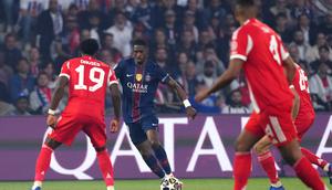 Ousmane Dembele mencoba melewati adangan Alphonso Davies di laga PSG vs Bayern Munchen di leg 1 semifinal Liga Champions 2025/2026 di Parc des Princes, Rabu (29/04/2026) dini hari WIB. (AP Photo/Aurelien Morissard)