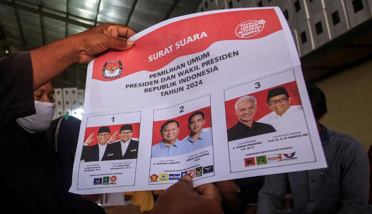 Joko menjelaskan pihaknya melibatkan tak kurang dari 70 orang dalam pelipatan surat suara dan diantaranya adalah difabel. (DEVI RAHMAN/AFP)