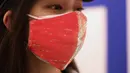 Jurnalis mengenakan sebuah masker LED di toko bertema masker dalam kegiatan pratinjaunya di Yokohama, Jepang pada 30 November, 2020. Sebuah toko bertema masker bernama "surga masker" (mask paradise) yang menjual berbagai produk terkait masker dibuka pada Selasa (1/12) di Yokohama. (Xinhua/Du Xiaoyi)