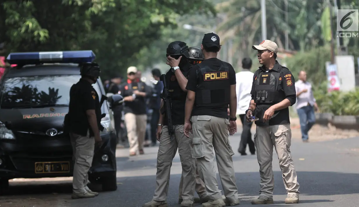 Aparat kepolisian bersenjata lengkap melakukan penjagaan saat Tim Gegana menyisir Gereja Santa Anna Duren Sawit, Jakarta Timur, Senin (14/5). Area gereja disterilkan menyusul teror bom melalui telepon gelap di gereja itu. (Merdeka.com/Iqbal S. Nugroho)