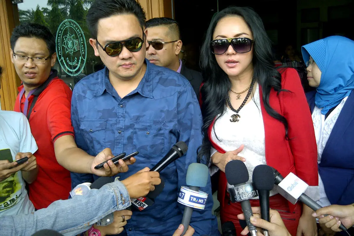 Farhat Abbas dan Regina 1