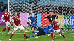 Pemain Italia Domenico Berardi melakukan tendangan gunting ke gawang Austria pada pertandingan babak 16 besar Euro 2020 antara Italia melawan Austria di Stadion Wembley di London, Sabtu (26/6/2021). (Foto: AFP/Pool/Justin Tallis)