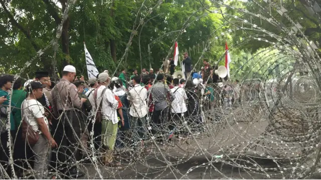 Polisi di Medan Sediakan Mobil Berwudu Bagi Pengunjuk Rasa