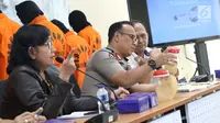 Karopenmas Divhumas Mabes Polri, Brigjen Pol Dedi Prasetyo (tengah) saat rilis penyelundupan benih lobster di Gedung Bareskrim Mabes Polri, Jakarta, Selasa (13/8/2019). Polisi mengungkap penyelundupan 57.058 ekor benur jenis pasir dan jenis mutiara 203 ekor. (Liputan6.com/Helmi Fithriansyah)