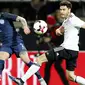 Bek Jerman, Jonas Hector, berusaha menghadang tendangan gelandang Inggris, Kyle Walker. Pada pertandingan tersebut Jerman menggunakan skema 4-2-3-1 sementara Inggris dengan formasi 3-4-2-1.(EPA/Friedemann Vogel)