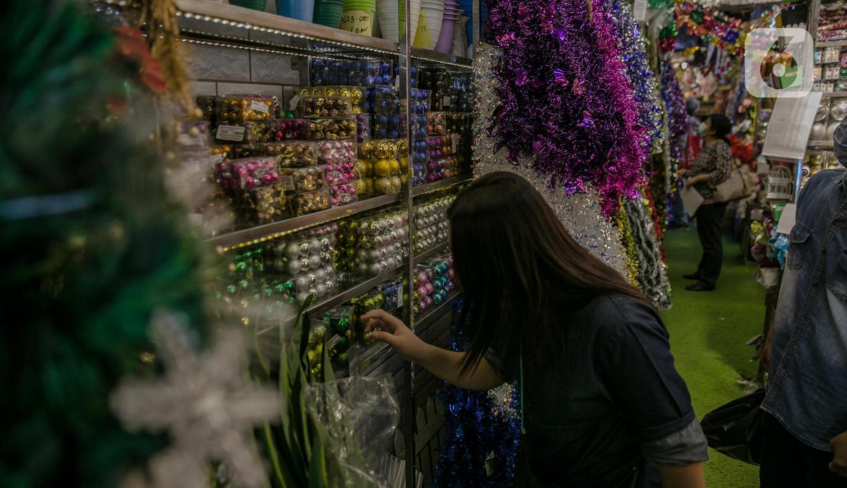 Sejumlah calon pembeli memilih pernak-pernik Natal di Pasar Asemka, Jakarta, Kamis (10/12/2020). Pernak-pernik bertema Natal mulai dari hiasan hingga pohon natal tersebut dijual dari harga Rp20.000 hingga Rp15,9 juta. (Liputan6.com/Faizal Fanani)