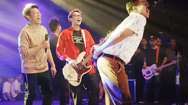 7 Potret Joshua Suherman Bersama Grup Musiknya Yowis Ben