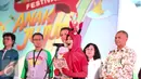 Ketua KPK Agus Raharjo membacakan janji anak jujur usai membuka Festival Anak Jujur 2016 di Jakarta, Rabu (31/8). Anak-anak berusia 5-12 tahun mengikuti Festival Anak Jujur  yang digelar KPK dari 31 Agustus-1 Juli. (Liputan6.com/Faizal Fanani)