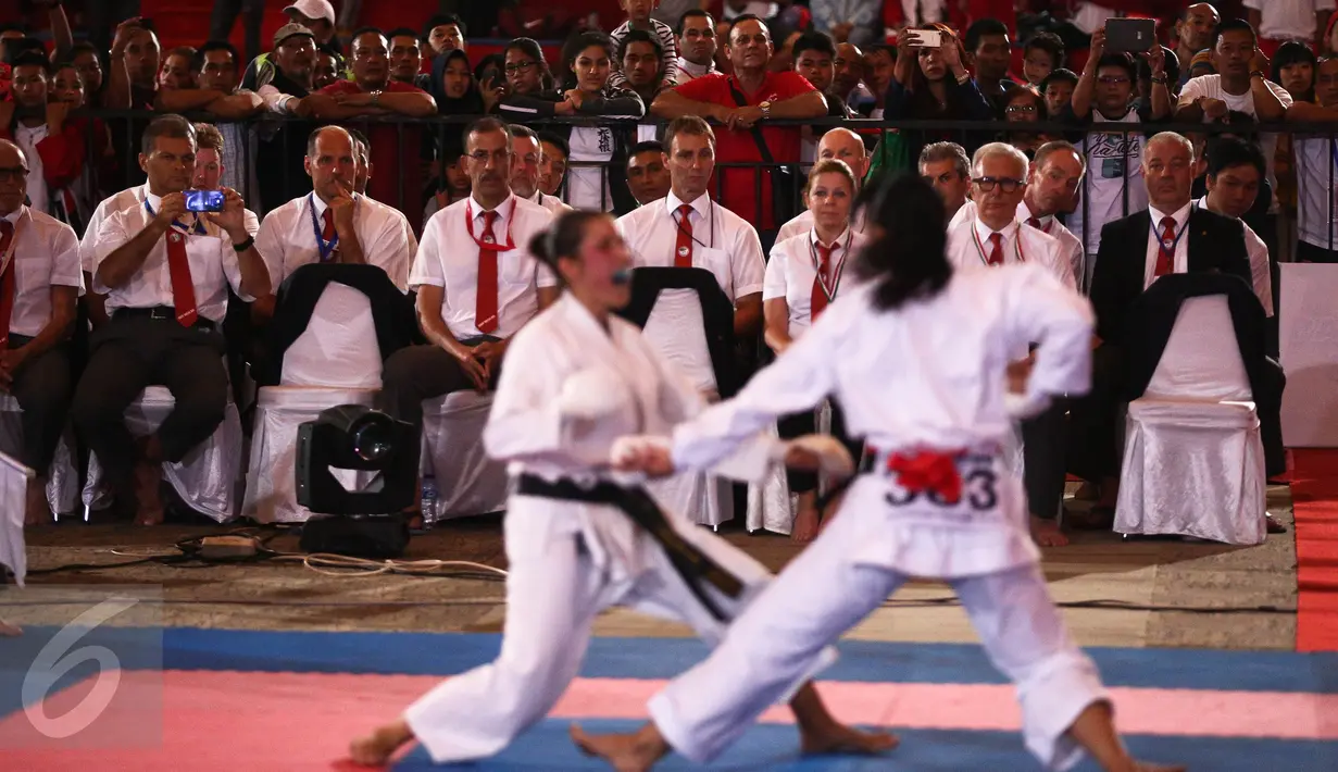Sejumlah juri memperhatikan peserta yang tampil dalam Kejuaraan Dunia Karate SKIF 2016 di Jiexpo Kemayoran, Jakarta, Minggu (28/8). Kegiatan yang berlangsung dari 26-28 Agustus tersebut diikuti peserta berbagai negara. (Liputan6.com/Faizal Fanani)