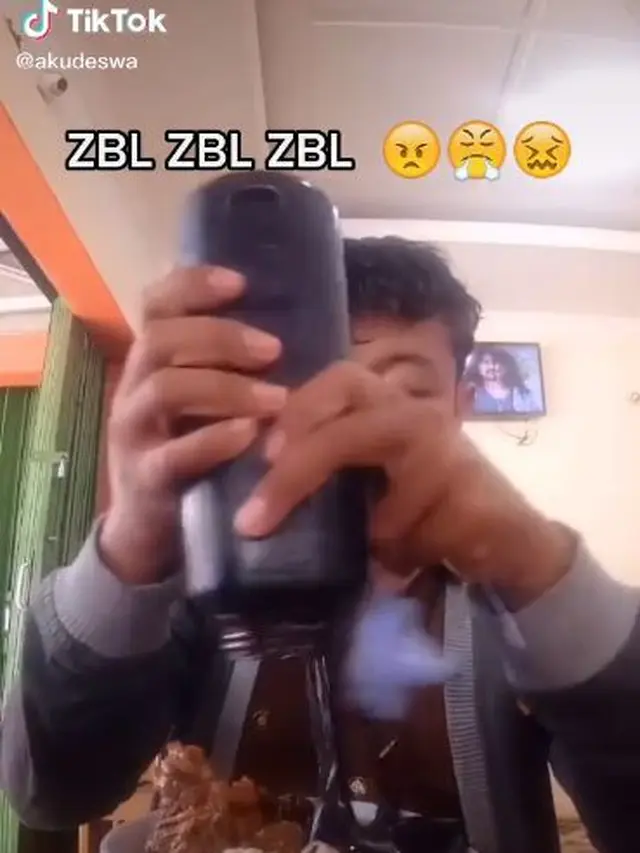 6 Momen Apes Ketumpahan Kecap saat Makan Ini Bikin Elus Dada