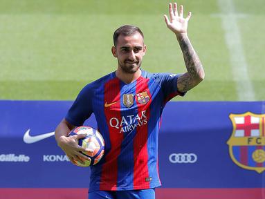 Striker baru Barcelona, Paco Alcacer, diperkenalkan kepada suporter di Stadion Nou Camp, Barcelona, Spanyol, Kamis (8/9/2016). Bomber asal Spanyol ini diproyeksikan untuk menjadi pelapis bagi Trio MSN. (Reuters/Stringer)