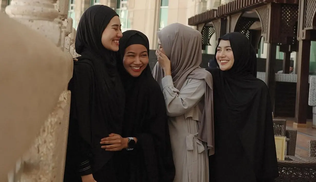 Tak hanya penggemar, warganet pun banyak yang memuji penampilan mereka. Menyebut bahwa keempatnya semakin cantik dan bersinar dalam balutan hijab syar'i. Penampilan mereka juga menunjukkan kedamaian dan kebahagiaan selama beribadah di Tanah Suci. (Liputan6.com/IG/@aaliyah.massaid)