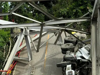 Petugas melihat kondisi jembatan di Desa Busui Kecamatan Batu Sopang, Kabupaten Paser, Kalimantan Timur yang rubuh saat dilintasi truk tangki bermuatan semen, Kamis dini hari (16/1/2025). (Dokumentasi Dinas Perhubungan Paser)