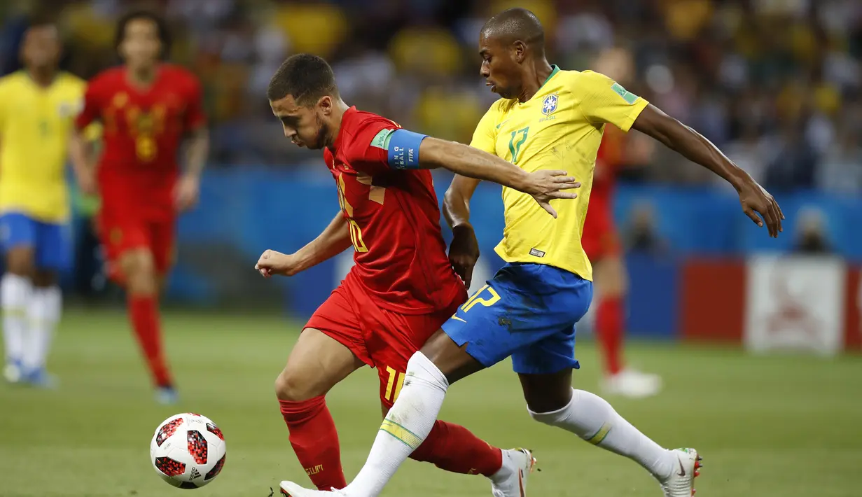 Gelandang Belgia, Eden Hazard, berusaha melewati gelandang Brasil, Fernandinho, pada laga perempat final Piala Dunia di Kazan Arena, Kazan, Jumat (6/7/2018). Belgia menang 2-1 atas Brasil. (AP/Francisco Seco)