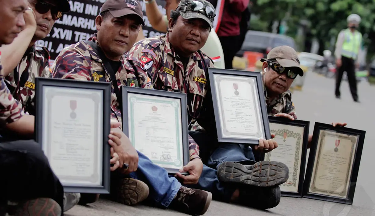 Beberapa tanda jasa kepahlawanan Arie Soetanto (eks TNI Brigade XVII Tentara Pelajar) yang akan dikembalikan kepada negara melalui Presiden Jokowi di depan Istana Negara, Jakarta, Selasa (9/12/2014). (Liputan6.com/Faizal Fanani)