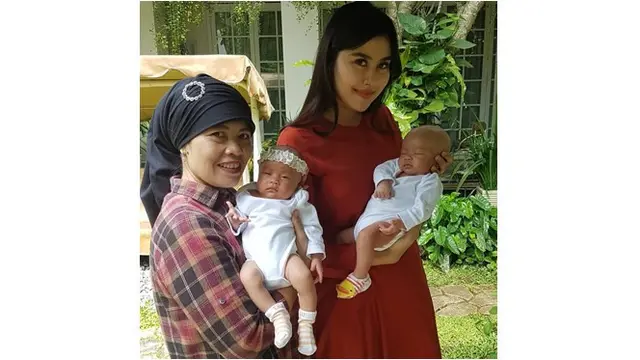 Kali ini baby Zayn dan Zunaira tampil kompak dengan baju berwarna putih. Aksesoris bandana yang dikenakan Zunaira makin membuatnya terlihat lucu.