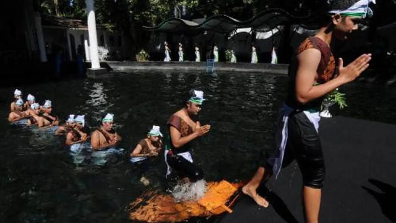 Ritual padusan di Pengging, Banyudono, Boyolali, Jawa Tengah, Sabtu (4/5/2019).
