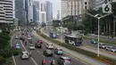 Kendaraan melintasi Jalan Jenderal Sudirman, Jakarta, Senin (23/11/2020). Aturan sistem ganjil genap belum diberlakukan di tengah perpanjangan penerapan pembatasan sosial berskala besar (PSBB) transisi hingga dua minggu ke depan di Ibu Kota. (Liputan6.com/Immanuel Antonius)