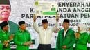 Sandiaga juga diberi kartu tanda keanggotaan (KTA) partai berlambang Ka'bah itu. (Liputan6.com/Angga Yuniar)