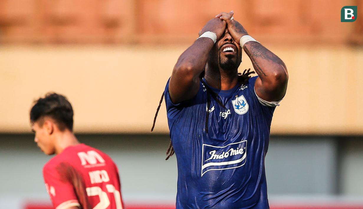 <p>Reaksi kecewa pemain PSIS Semarang, Carlos Fortes setelah gagal mencetak gol ke gawang Persija Jakarta pada laga lanjutan BRI Liga 1 2022/2023 di Stadion Wibawa Mukti, Cikarang, Kamis (16/03/2023). (Bola.com/Bagaskara Lazuardi)</p>